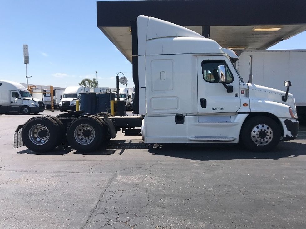 Sleeper Tractor-Heavy Duty Tractors-Freightliner-2016-Cascadia 12564ST-Torrance-CA-352,109\n\t\tmiles-$ 53,250 - Image 8
