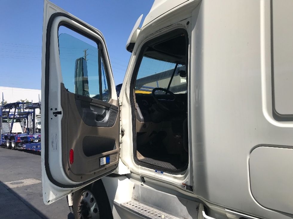 Sleeper Tractor-Heavy Duty Tractors-Freightliner-2016-Cascadia 12564ST-Torrance-CA-352,109\n\t\tmiles-$ 53,250 - Image 9