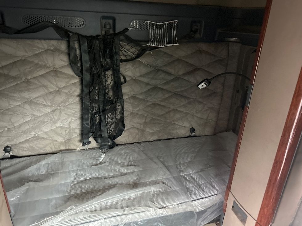 Sleeper Tractor-Heavy Duty Tractors-Freightliner-2017-Cascadia 12564ST-Ceres-CA-596,848\n\t\tmiles-$ 46,500 - Image 17