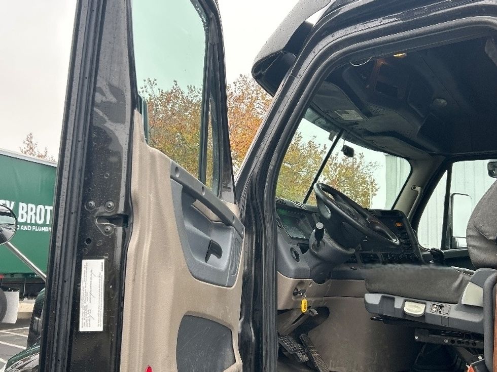 Sleeper Tractor-Heavy Duty Tractors-Freightliner-2017-Cascadia 12564ST-Ceres-CA-596,848\n\t\tmiles-$ 46,500 - Image 9