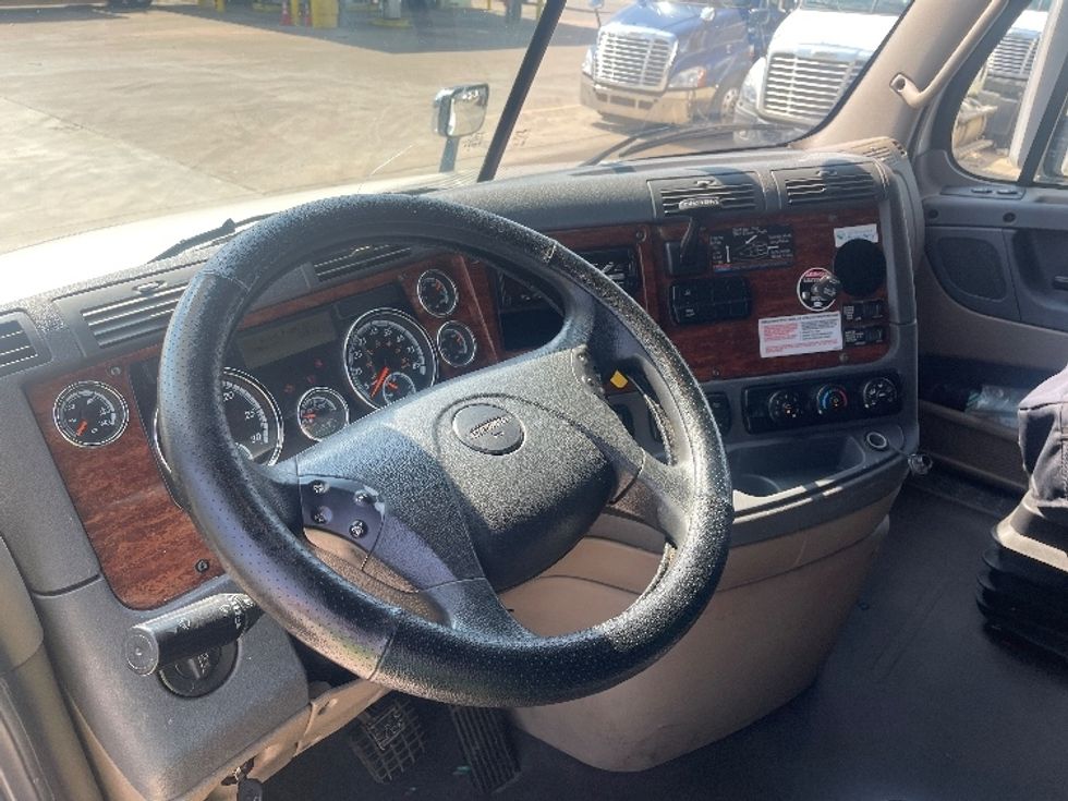 Sleeper Tractor-Heavy Duty Tractors-Freightliner-2017-Cascadia 12564ST-Dallas-TX-732,544\n\t\tmiles-$ 41,500 - Image 10