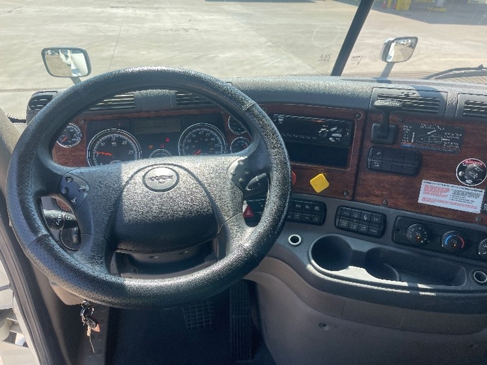 Sleeper Tractor-Heavy Duty Tractors-Freightliner-2017-Cascadia 12564ST-Dallas-TX-732,544\n\t\tmiles-$ 41,500 - Image 11