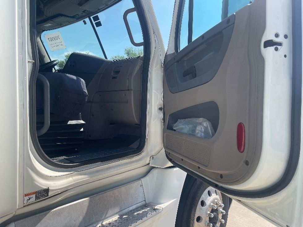 Sleeper Tractor-Heavy Duty Tractors-Freightliner-2017-Cascadia 12564ST-Dallas-TX-732,544\n\t\tmiles-$ 41,500 - Image 13