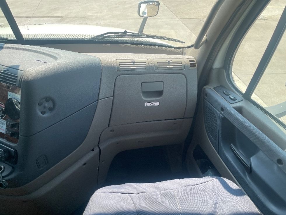 Sleeper Tractor-Heavy Duty Tractors-Freightliner-2017-Cascadia 12564ST-Dallas-TX-732,544\n\t\tmiles-$ 41,500 - Image 14