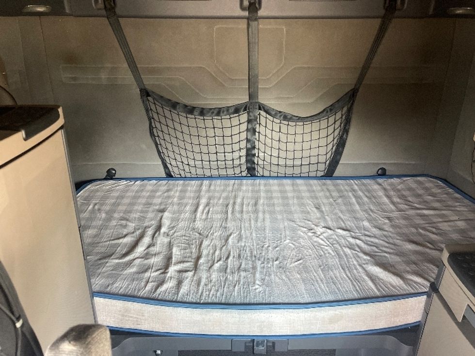 Sleeper Tractor-Heavy Duty Tractors-Freightliner-2017-Cascadia 12564ST-Dallas-TX-732,544\n\t\tmiles-$ 41,500 - Image 16