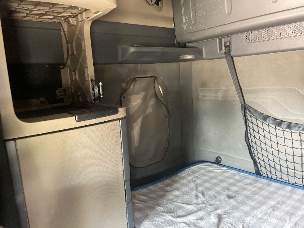 Sleeper Tractor-Heavy Duty Tractors-Freightliner-2017-Cascadia 12564ST-Dallas-TX-732,544\n\t\tmiles-$ 41,500 - Image 18