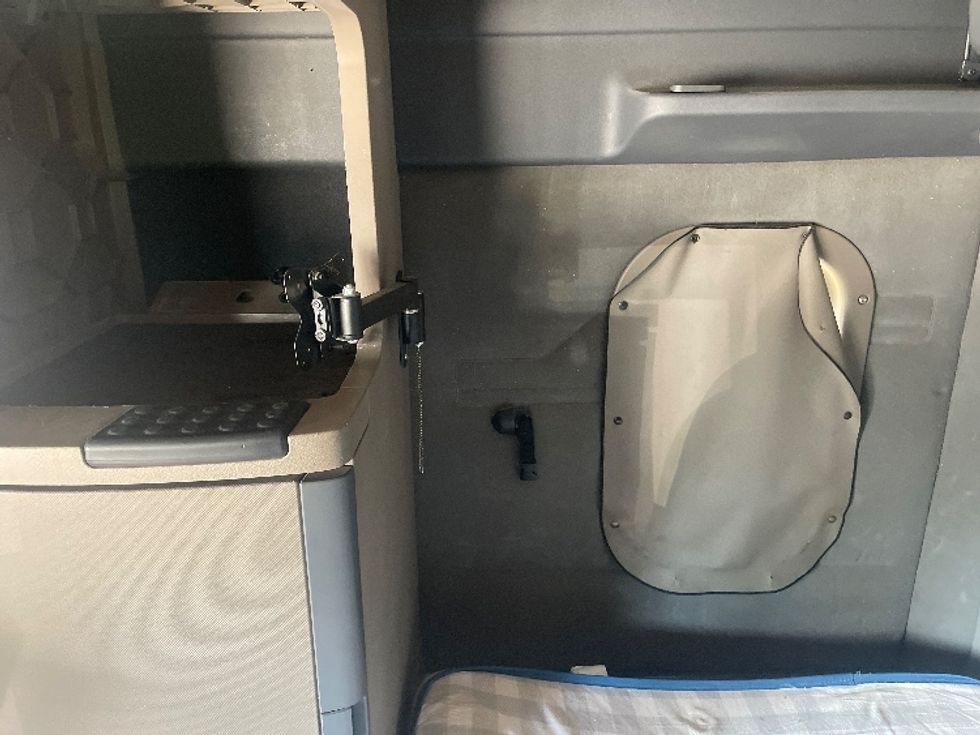 Sleeper Tractor-Heavy Duty Tractors-Freightliner-2017-Cascadia 12564ST-Dallas-TX-732,544\n\t\tmiles-$ 41,500 - Image 19