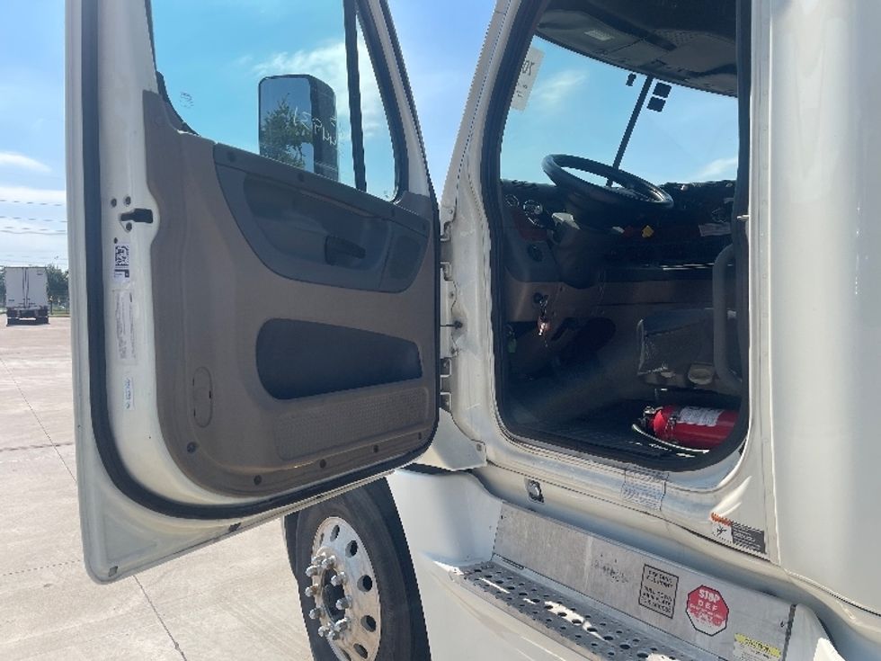 Sleeper Tractor-Heavy Duty Tractors-Freightliner-2017-Cascadia 12564ST-Dallas-TX-732,544\n\t\tmiles-$ 41,500 - Image 9