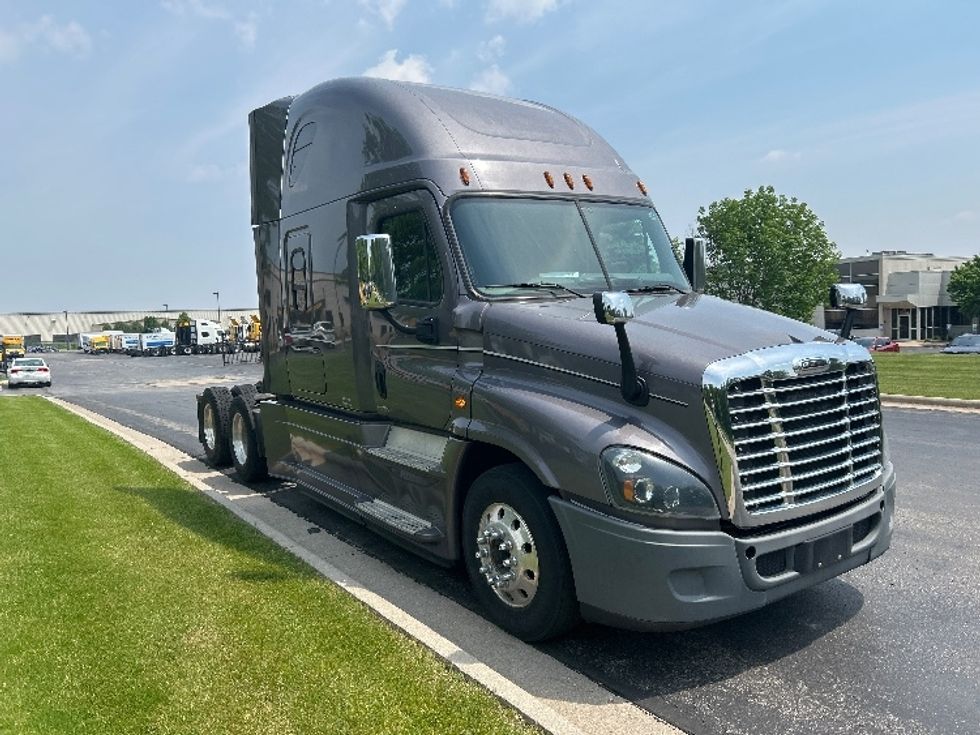 Sleeper Tractor-Heavy Duty Tractors-Freightliner-2017-Cascadia 12564ST-De Pere-WI-670,457\n\t\tmiles-$ 39,000 - Image 1