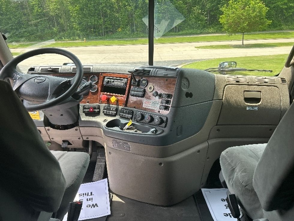 Sleeper Tractor-Heavy Duty Tractors-Freightliner-2017-Cascadia 12564ST-De Pere-WI-670,457\n\t\tmiles-$ 39,000 - Image 12