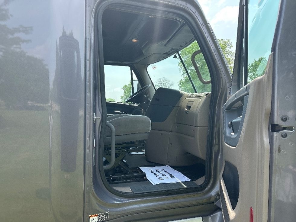 Sleeper Tractor-Heavy Duty Tractors-Freightliner-2017-Cascadia 12564ST-De Pere-WI-670,457\n\t\tmiles-$ 39,000 - Image 13