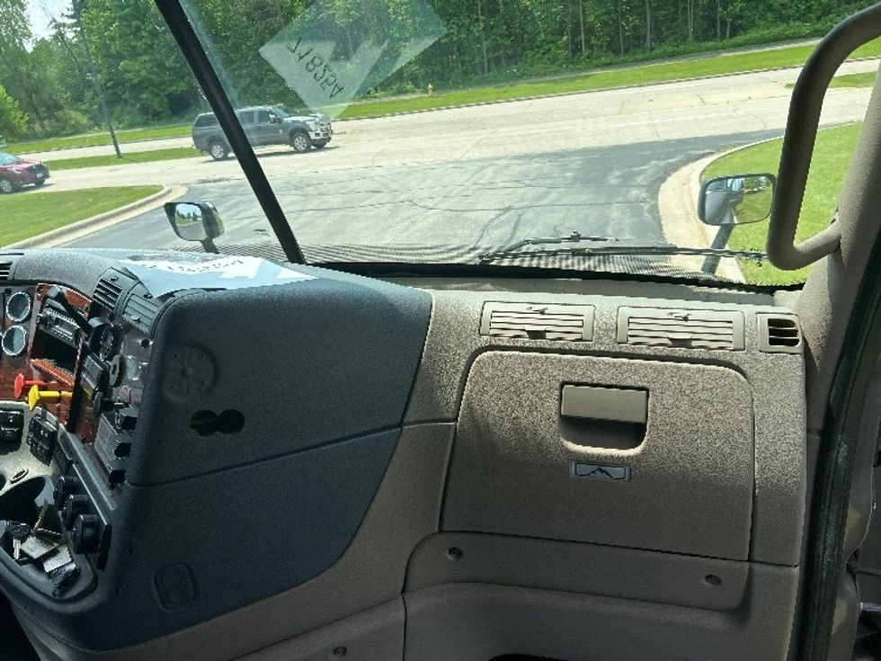 Sleeper Tractor-Heavy Duty Tractors-Freightliner-2017-Cascadia 12564ST-De Pere-WI-670,457\n\t\tmiles-$ 39,000 - Image 14