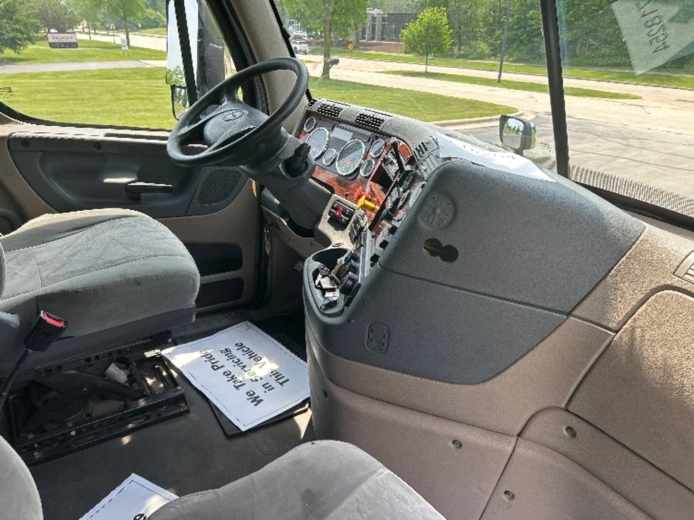 Sleeper Tractor-Heavy Duty Tractors-Freightliner-2017-Cascadia 12564ST-De Pere-WI-670,457\n\t\tmiles-$ 39,000 - Image 15