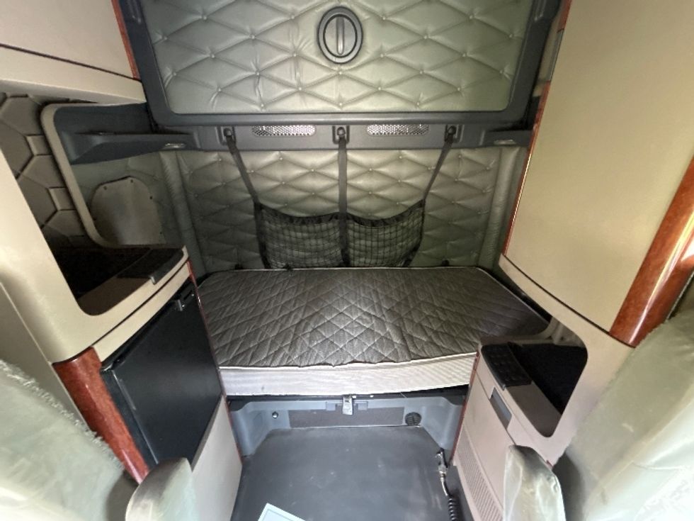 Sleeper Tractor-Heavy Duty Tractors-Freightliner-2017-Cascadia 12564ST-De Pere-WI-670,457\n\t\tmiles-$ 39,000 - Image 17