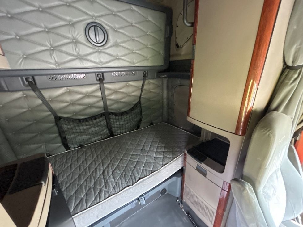 Sleeper Tractor-Heavy Duty Tractors-Freightliner-2017-Cascadia 12564ST-De Pere-WI-670,457\n\t\tmiles-$ 39,000 - Image 18