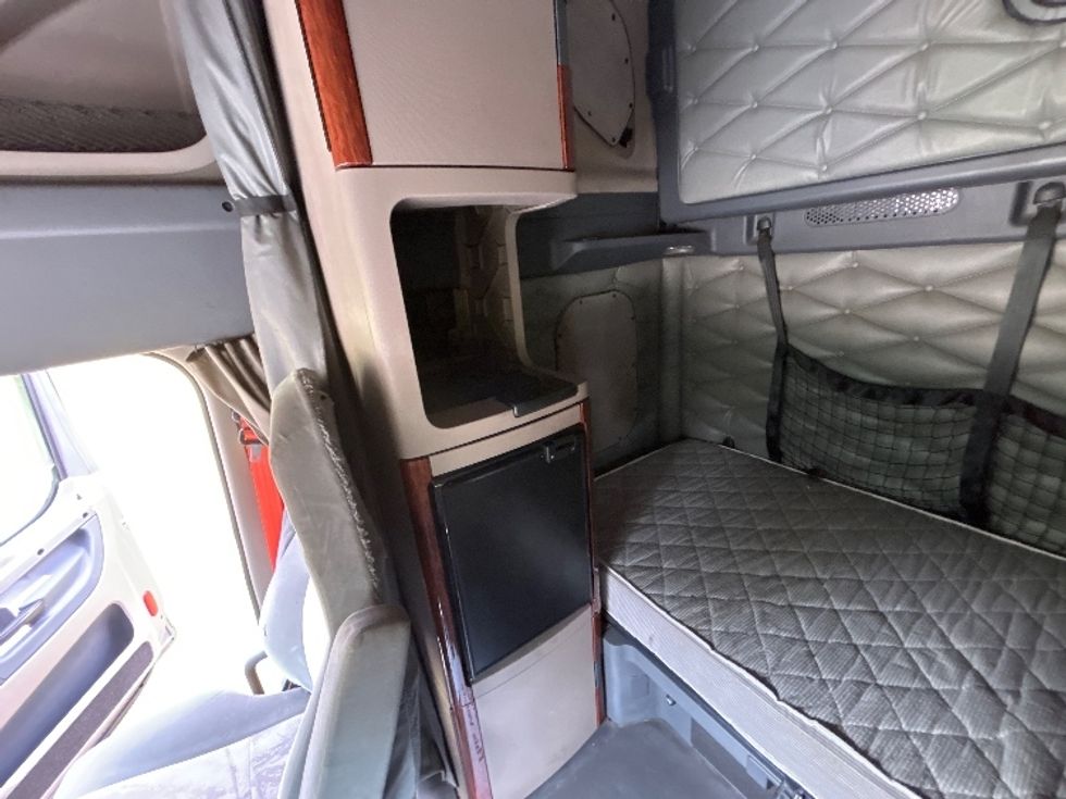 Sleeper Tractor-Heavy Duty Tractors-Freightliner-2017-Cascadia 12564ST-De Pere-WI-670,457\n\t\tmiles-$ 39,000 - Image 19