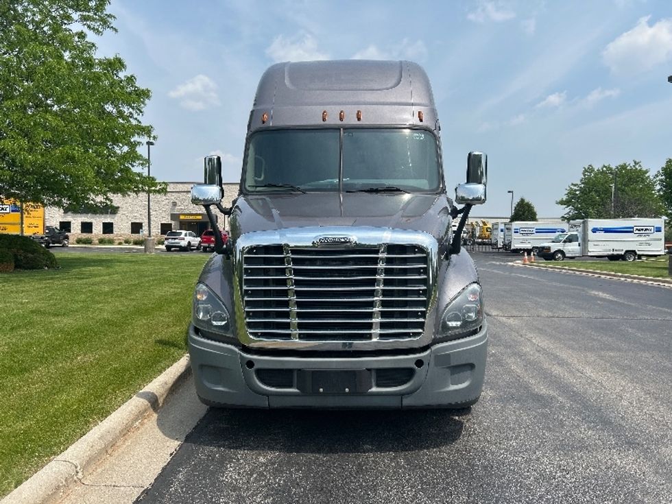 Sleeper Tractor-Heavy Duty Tractors-Freightliner-2017-Cascadia 12564ST-De Pere-WI-670,457\n\t\tmiles-$ 39,000 - Image 2