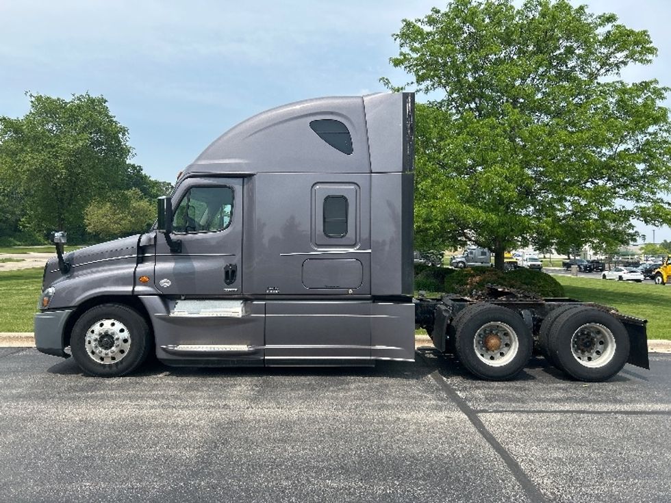 Sleeper Tractor-Heavy Duty Tractors-Freightliner-2017-Cascadia 12564ST-De Pere-WI-670,457\n\t\tmiles-$ 39,000 - Image 4