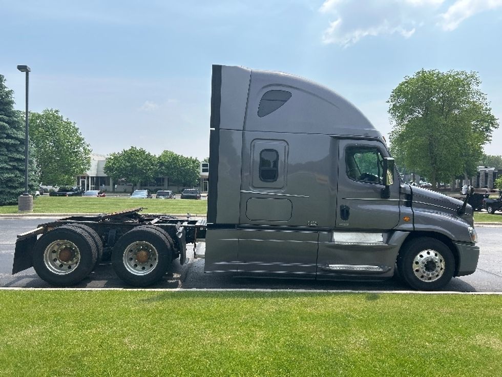 Sleeper Tractor-Heavy Duty Tractors-Freightliner-2017-Cascadia 12564ST-De Pere-WI-670,457\n\t\tmiles-$ 39,000 - Image 8