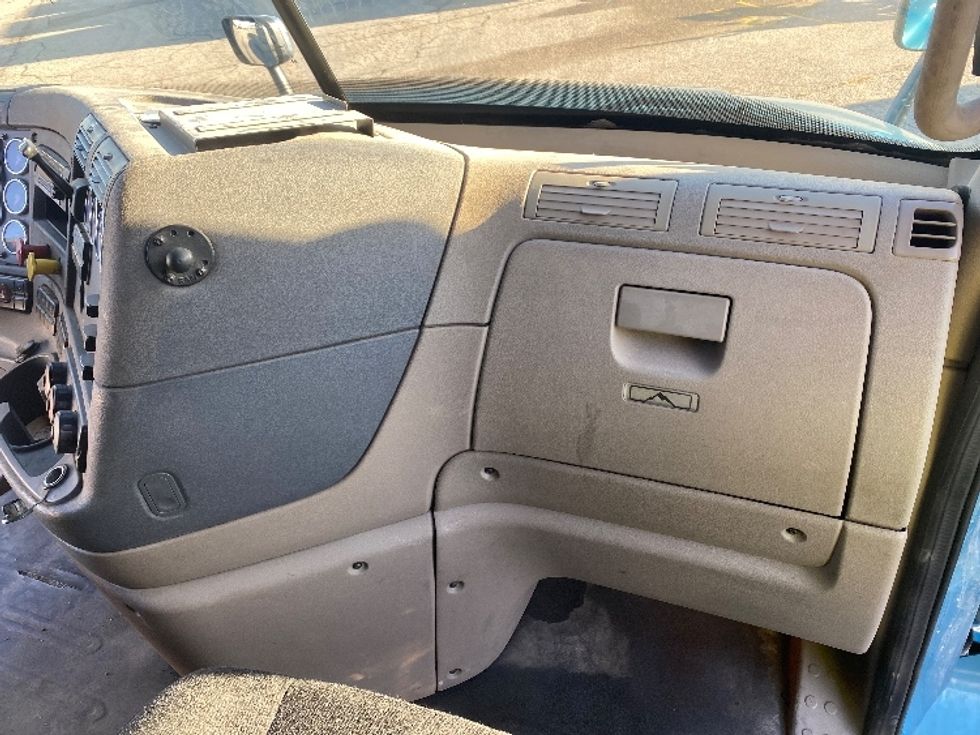 Sleeper Tractor-Heavy Duty Tractors-Freightliner-2017-Cascadia 12564ST-Grand Rapids-MI-634,054\n\t\tmiles-$ 32,500 - Image 15