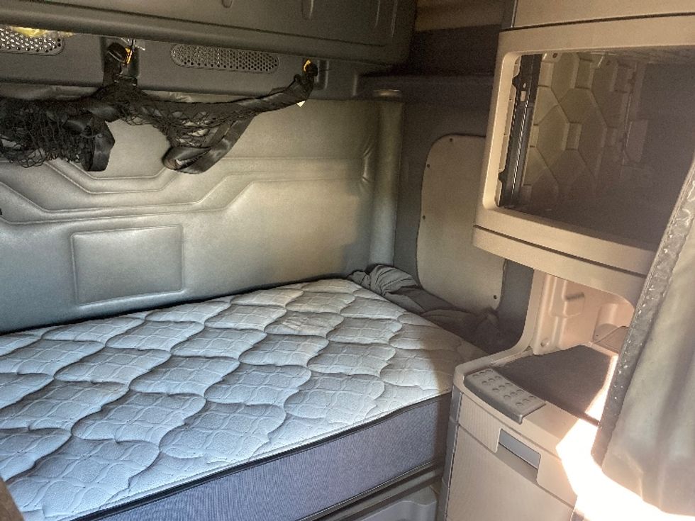 Sleeper Tractor-Heavy Duty Tractors-Freightliner-2017-Cascadia 12564ST-Grand Rapids-MI-634,054\n\t\tmiles-$ 32,500 - Image 16