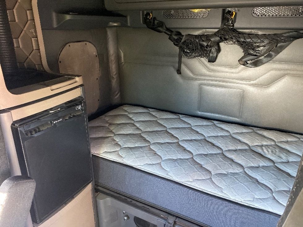 Sleeper Tractor-Heavy Duty Tractors-Freightliner-2017-Cascadia 12564ST-Grand Rapids-MI-634,054\n\t\tmiles-$ 32,500 - Image 18