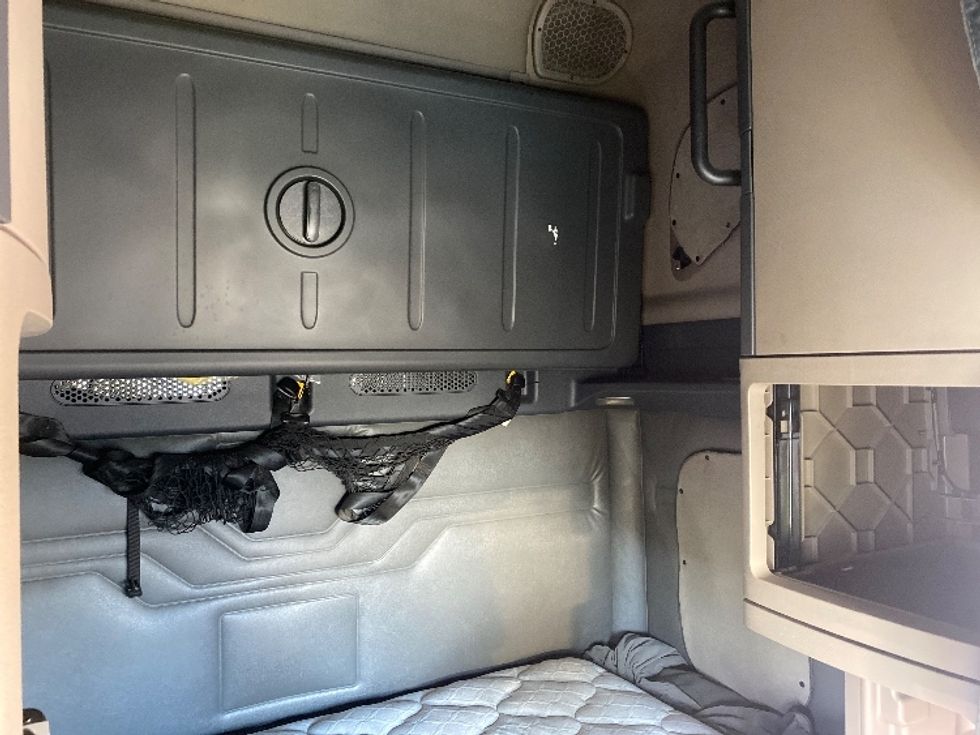 Sleeper Tractor-Heavy Duty Tractors-Freightliner-2017-Cascadia 12564ST-Grand Rapids-MI-634,054\n\t\tmiles-$ 32,500 - Image 19