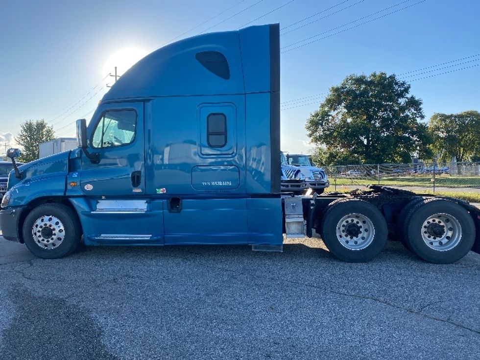 Sleeper Tractor-Heavy Duty Tractors-Freightliner-2017-Cascadia 12564ST-Grand Rapids-MI-634,054\n\t\tmiles-$ 32,500 - Image 4