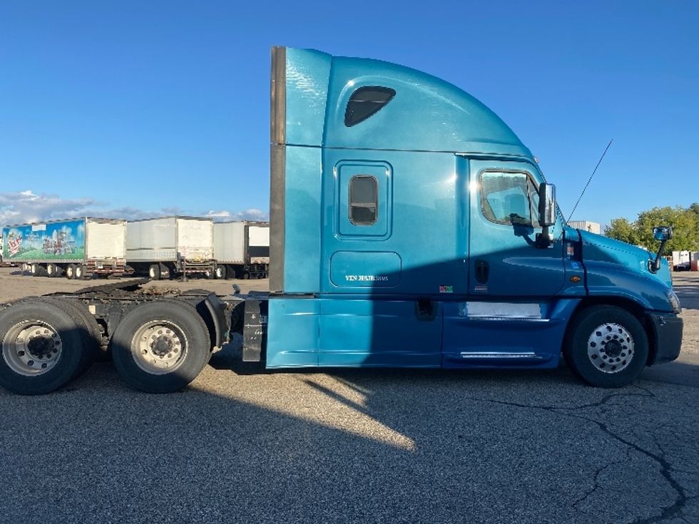 Sleeper Tractor-Heavy Duty Tractors-Freightliner-2017-Cascadia 12564ST-Grand Rapids-MI-634,054\n\t\tmiles-$ 32,500 - Image 8