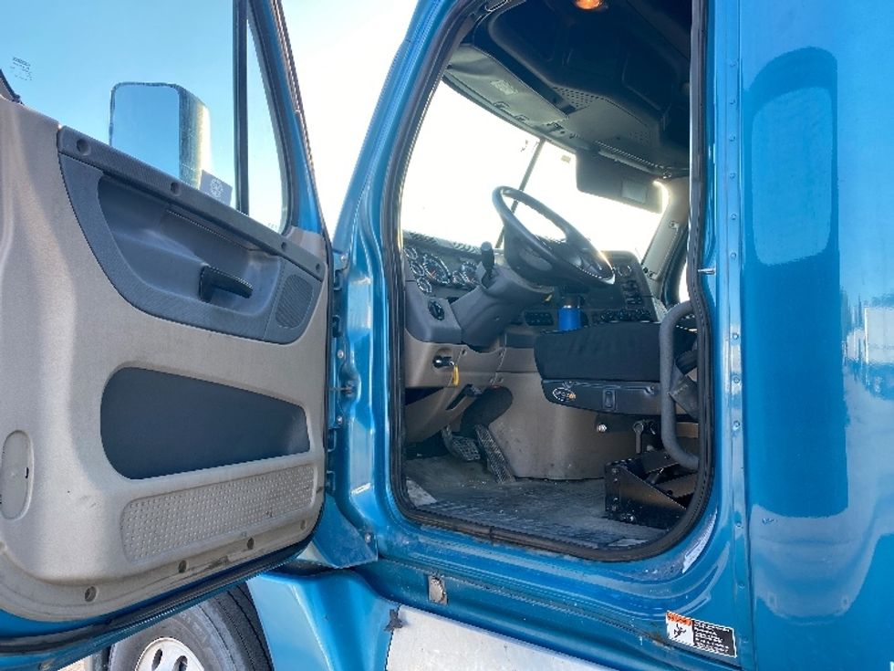 Sleeper Tractor-Heavy Duty Tractors-Freightliner-2017-Cascadia 12564ST-Grand Rapids-MI-634,054\n\t\tmiles-$ 32,500 - Image 9