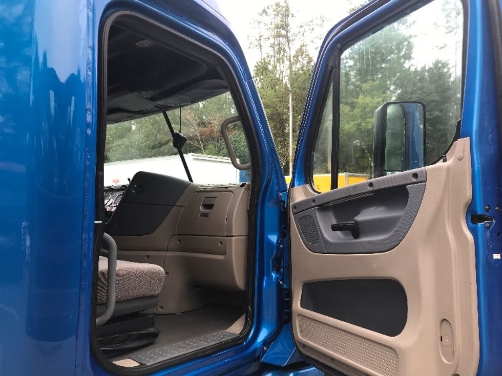 Sleeper Tractor-Heavy Duty Tractors-Freightliner-2017-Cascadia 12564ST-Jacksonville-FL-676,323\n\t\tmiles-$ 31,000 - Image 13