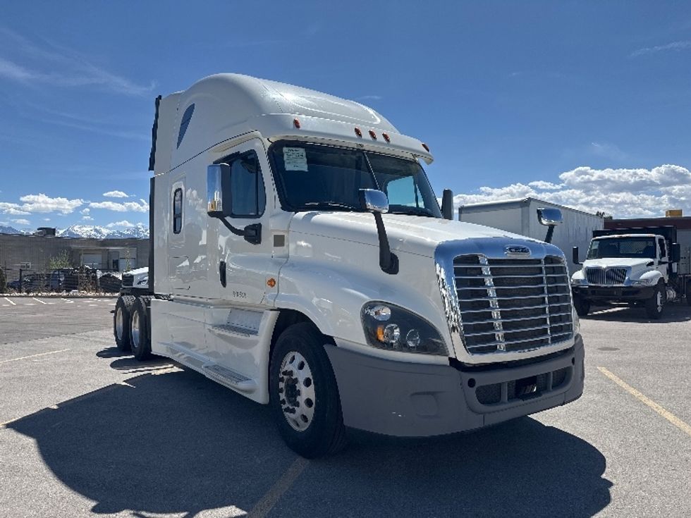 Sleeper Tractor-Heavy Duty Tractors-Freightliner-2017-Cascadia 12564ST-West Valley City-UT-715,173\n\t\tmiles-$ 39,000 - Image 1