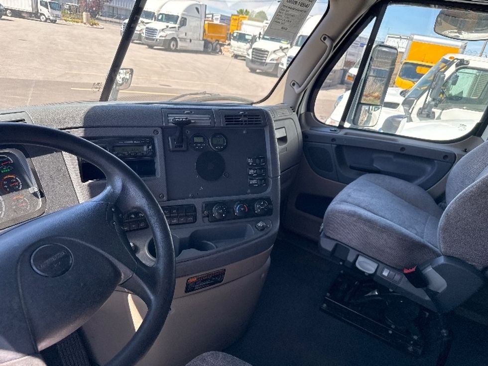 Sleeper Tractor-Heavy Duty Tractors-Freightliner-2017-Cascadia 12564ST-West Valley City-UT-715,173\n\t\tmiles-$ 39,000 - Image 10