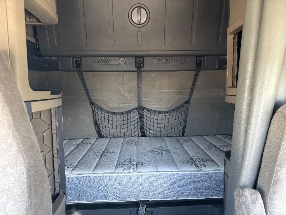 Sleeper Tractor-Heavy Duty Tractors-Freightliner-2017-Cascadia 12564ST-West Valley City-UT-715,173\n\t\tmiles-$ 39,000 - Image 16