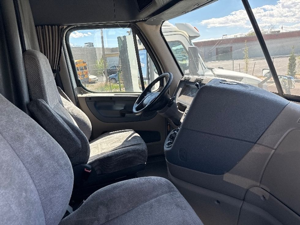 Sleeper Tractor-Heavy Duty Tractors-Freightliner-2017-Cascadia 12564ST-West Valley City-UT-715,173\n\t\tmiles-$ 39,000 - Image 15