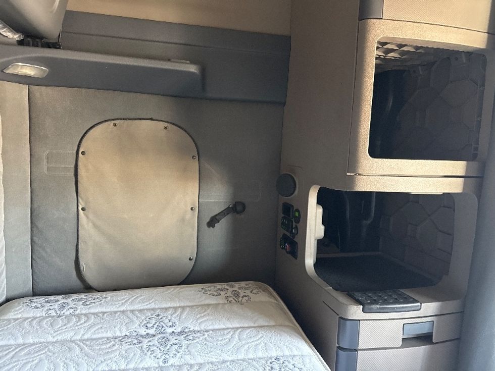 Sleeper Tractor-Heavy Duty Tractors-Freightliner-2017-Cascadia 12564ST-West Valley City-UT-715,173\n\t\tmiles-$ 39,000 - Image 18