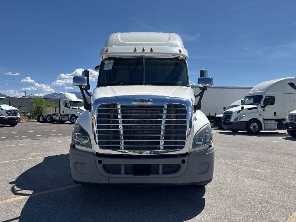 Sleeper Tractor-Heavy Duty Tractors-Freightliner-2017-Cascadia 12564ST-West Valley City-UT-715,173\n\t\tmiles-$ 39,000 - Image 2