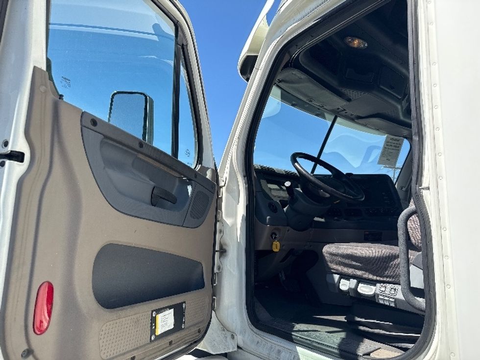 Sleeper Tractor-Heavy Duty Tractors-Freightliner-2017-Cascadia 12564ST-West Valley City-UT-715,173\n\t\tmiles-$ 39,000 - Image 9
