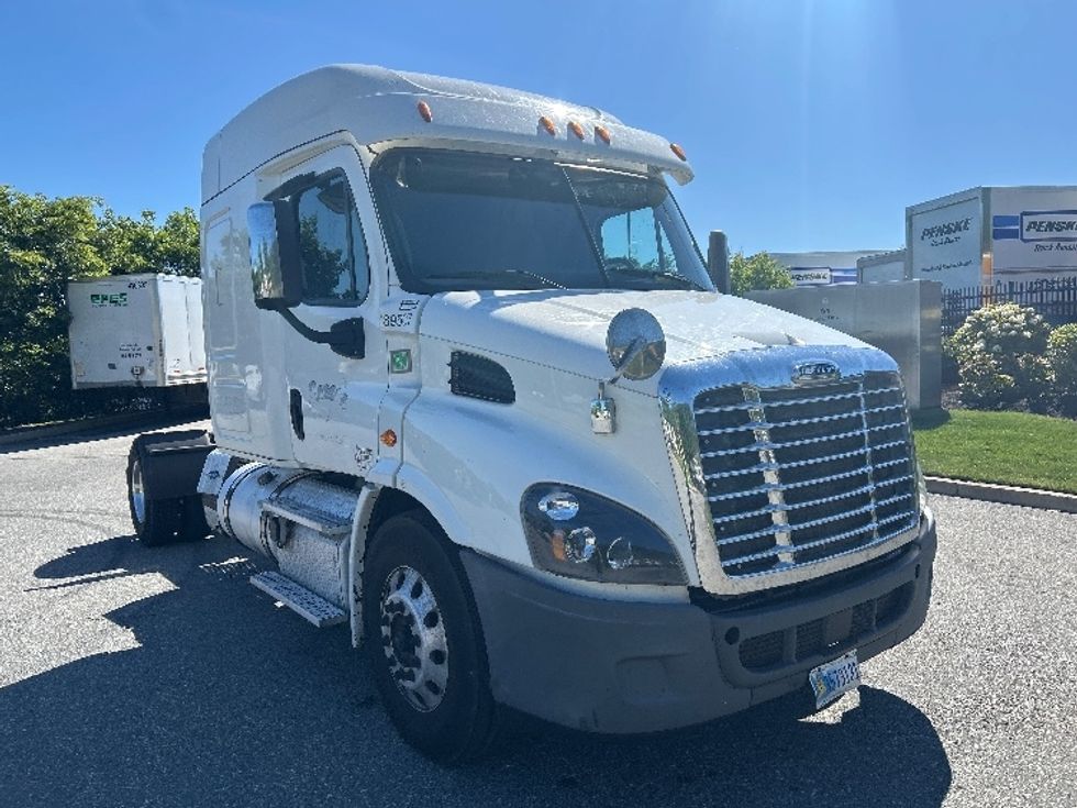 Sleeper Tractor-Heavy Duty Tractors-Freightliner-2018-Cascadia 11342ST-Fitchburg-MA-555,200\n\t\tmiles-$ 42,750 - Image 1