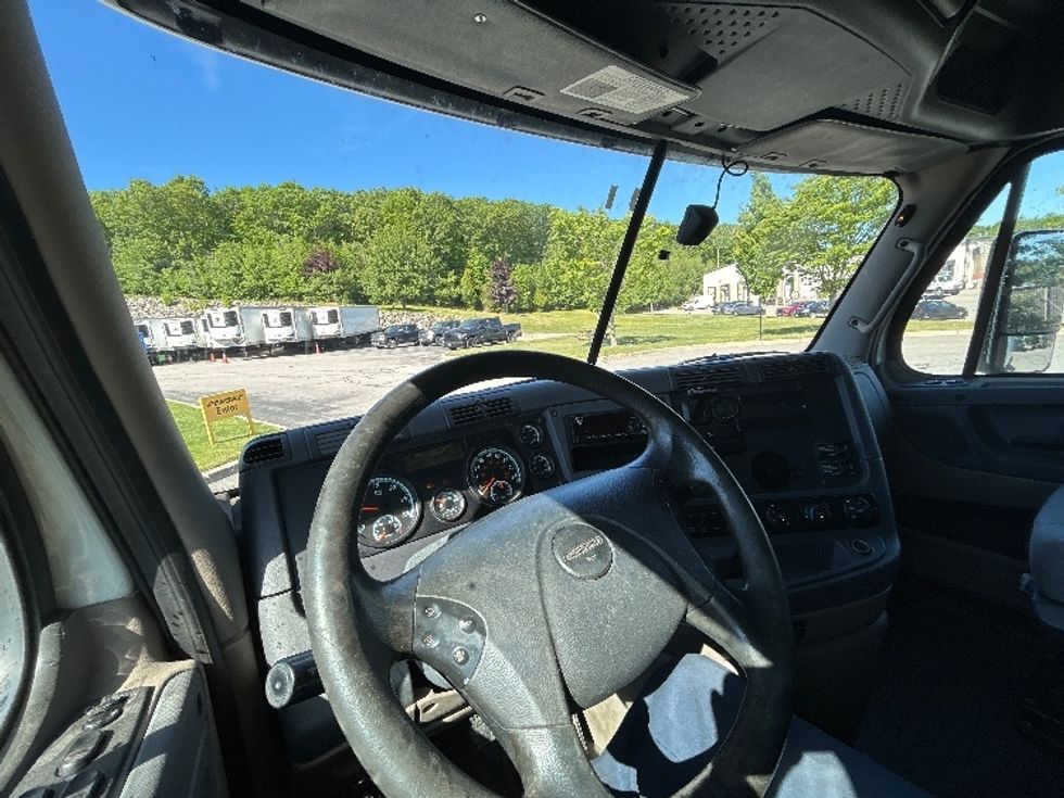 Sleeper Tractor-Heavy Duty Tractors-Freightliner-2018-Cascadia 11342ST-Fitchburg-MA-555,200\n\t\tmiles-$ 42,750 - Image 10