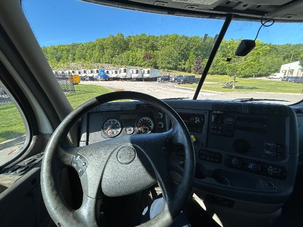 Sleeper Tractor-Heavy Duty Tractors-Freightliner-2018-Cascadia 11342ST-Fitchburg-MA-555,200\n\t\tmiles-$ 42,750 - Image 11