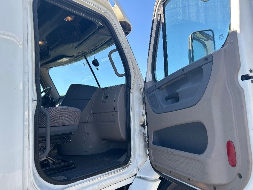Sleeper Tractor-Heavy Duty Tractors-Freightliner-2018-Cascadia 11342ST-Fitchburg-MA-555,200\n\t\tmiles-$ 42,750 - Image 13