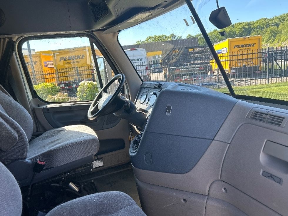 Sleeper Tractor-Heavy Duty Tractors-Freightliner-2018-Cascadia 11342ST-Fitchburg-MA-555,200\n\t\tmiles-$ 42,750 - Image 15