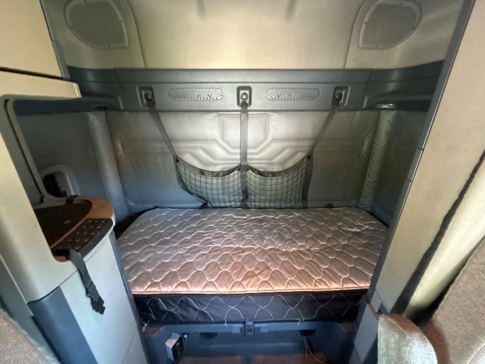 Sleeper Tractor-Heavy Duty Tractors-Freightliner-2018-Cascadia 11342ST-Fitchburg-MA-555,200\n\t\tmiles-$ 42,750 - Image 16