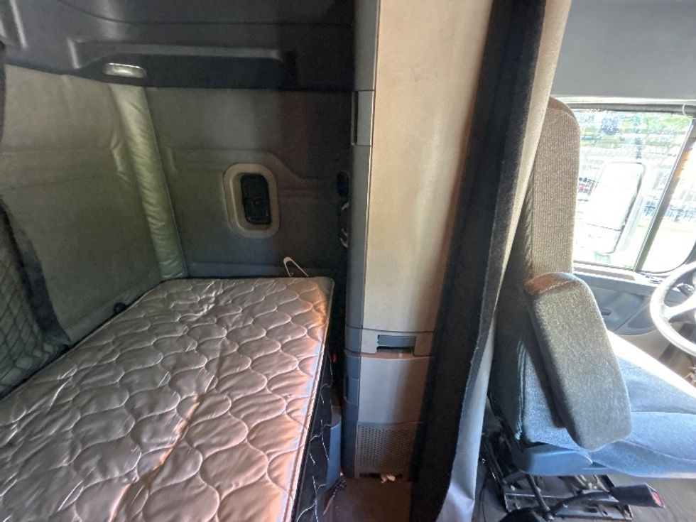 Sleeper Tractor-Heavy Duty Tractors-Freightliner-2018-Cascadia 11342ST-Fitchburg-MA-555,200\n\t\tmiles-$ 42,750 - Image 18