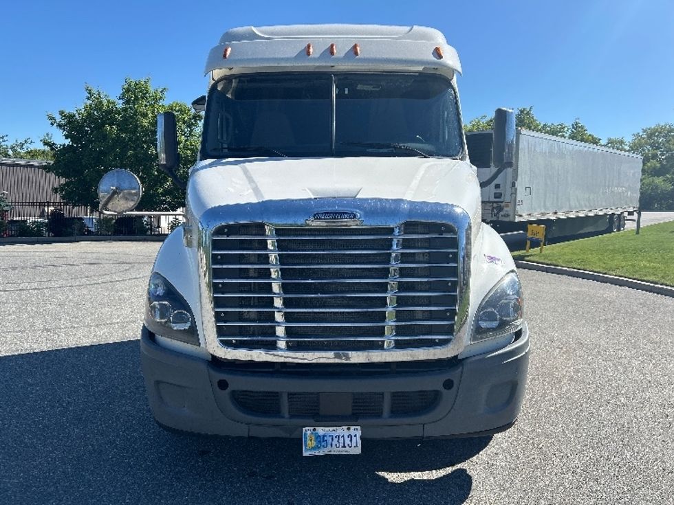 Sleeper Tractor-Heavy Duty Tractors-Freightliner-2018-Cascadia 11342ST-Fitchburg-MA-555,200\n\t\tmiles-$ 42,750 - Image 2