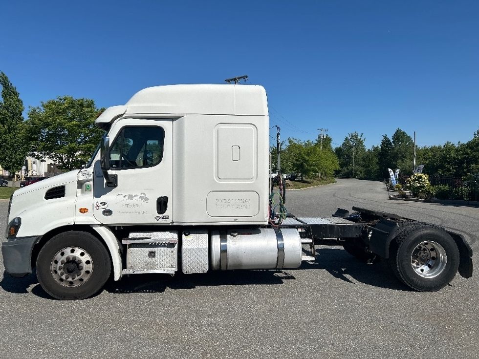Sleeper Tractor-Heavy Duty Tractors-Freightliner-2018-Cascadia 11342ST-Fitchburg-MA-555,200\n\t\tmiles-$ 42,750 - Image 4