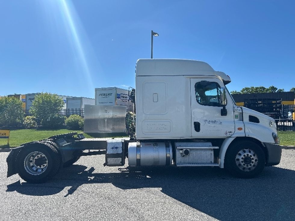 Sleeper Tractor-Heavy Duty Tractors-Freightliner-2018-Cascadia 11342ST-Fitchburg-MA-555,200\n\t\tmiles-$ 42,750 - Image 8