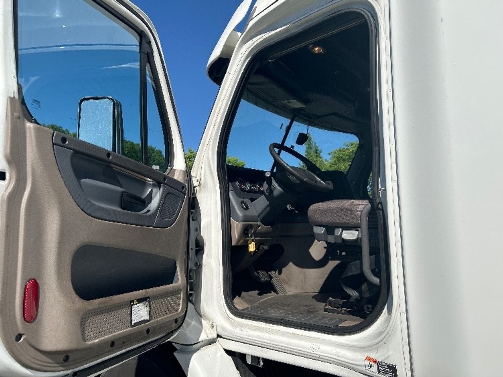 Sleeper Tractor-Heavy Duty Tractors-Freightliner-2018-Cascadia 11342ST-Fitchburg-MA-555,200\n\t\tmiles-$ 42,750 - Image 9