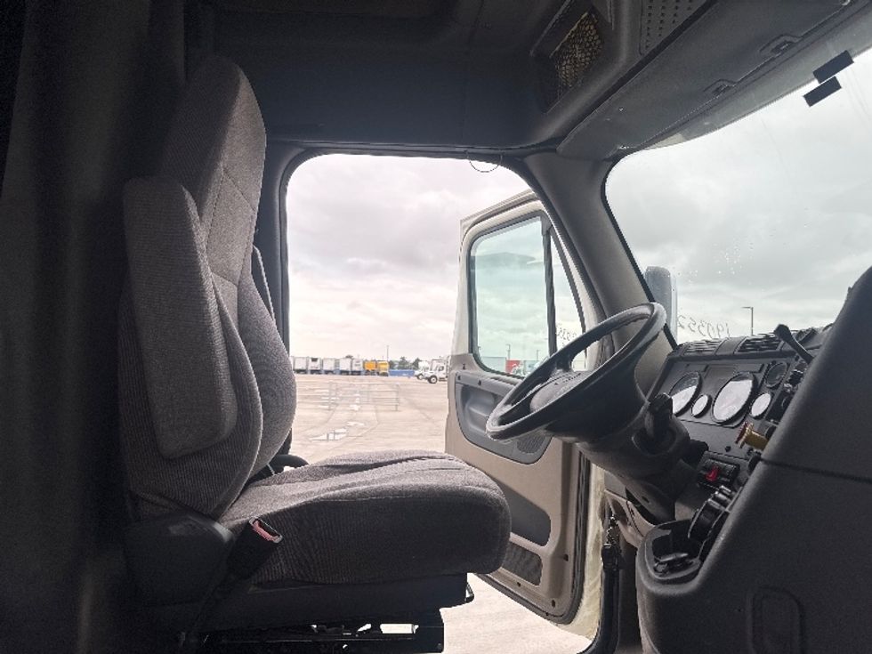 Sleeper Tractor-Heavy Duty Tractors-Freightliner-2018-Cascadia 11364ST-Greeley-CO-388,291\n\t\tmiles-$ 56,500 - Image 15